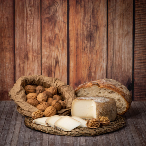 Bodegón con queso de cabra O Pepiño, nueces y pan artesano